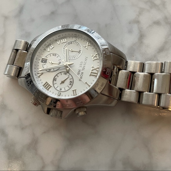 Michael Kors Silver-Tone Oversize Quartz Watch - Picture 2 of 5